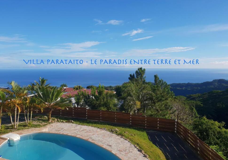 MahinaVilla Parataito- Le Paradis entre Terre et Mer的玛格丽塔拉斯帕帕斯别墅内游泳池的景致