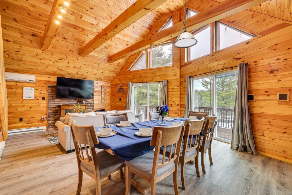 White HavenLakefront Cabin with Hot Tub 6 Mi to Ski Resort!的一间带桌椅的用餐室