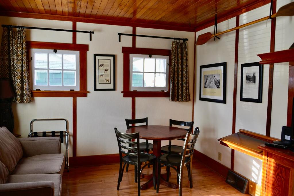 班夫Banff Beaver Cabins的客厅配有桌椅和沙发