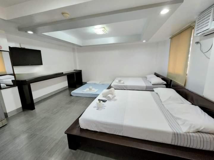 长滩岛MGG CASA DELA PLAYA的一间大卧室,配有两张床和一张书桌