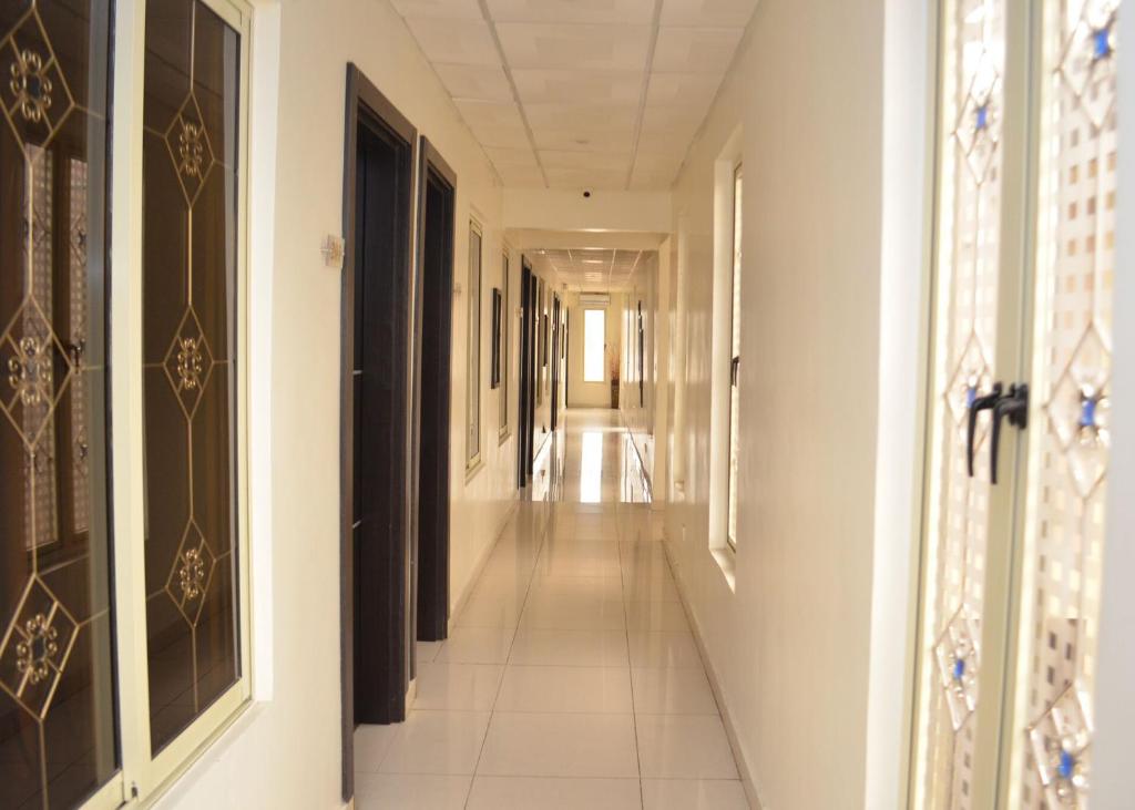 拉各斯De Rigg Place - Alaka Estate, Surulere的白色墙壁和白色地板的建筑走廊