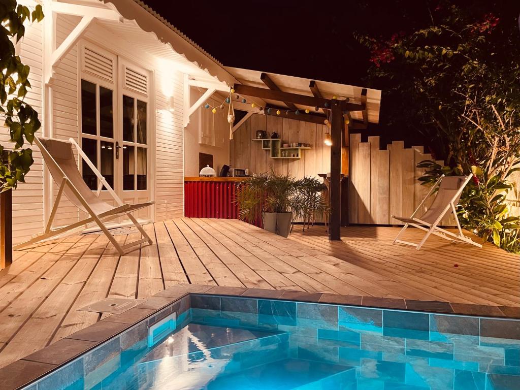 圣安尼Les Coulirooms - Suite avec jacuzzi et grande terrasse的房屋旁甲板上的游泳池