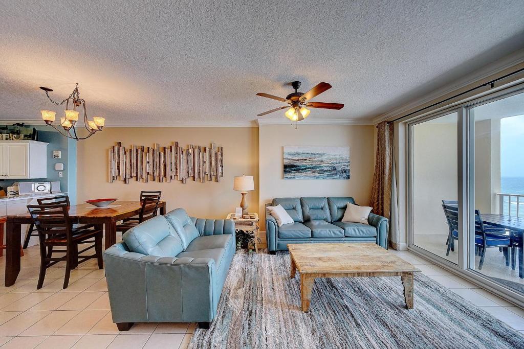 巴拿马城海滩Ocean Villa 1104的客厅配有沙发和桌子