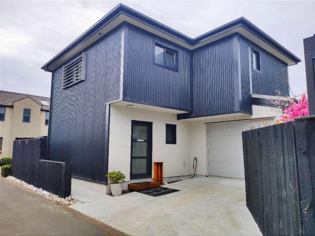 基督城LilyのHome Elegant Retreat near Riccarton Mall的黑白房子,带车库