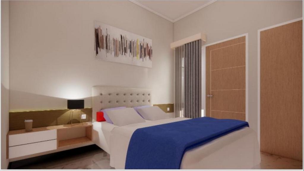 DemanganSumarsi Homestay Mitra RedDoorz的一间卧室配有一张带蓝色毯子的床