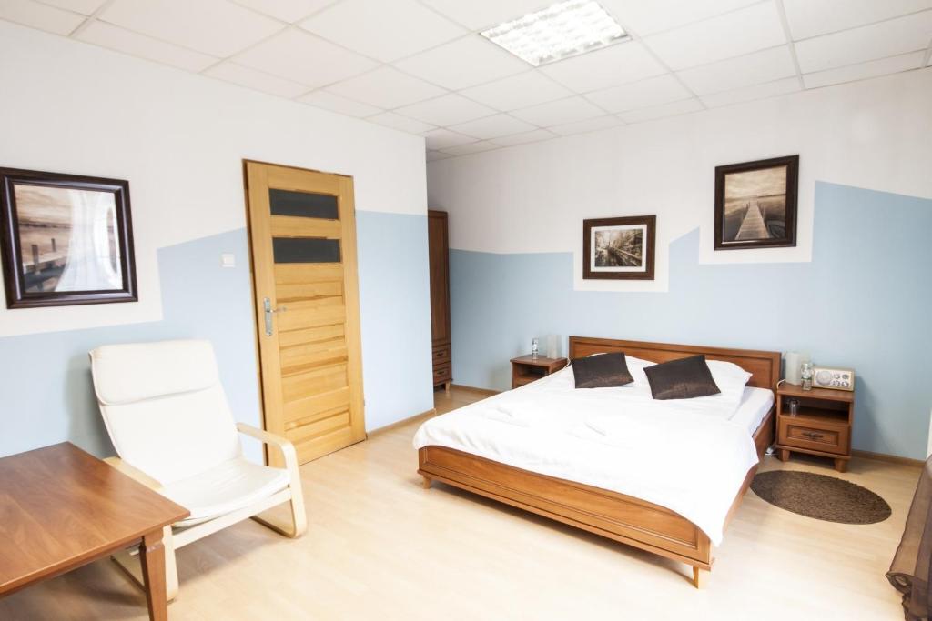 切拉季特克里马蒂酒店的一间卧室配有一张床、一张桌子和一把椅子