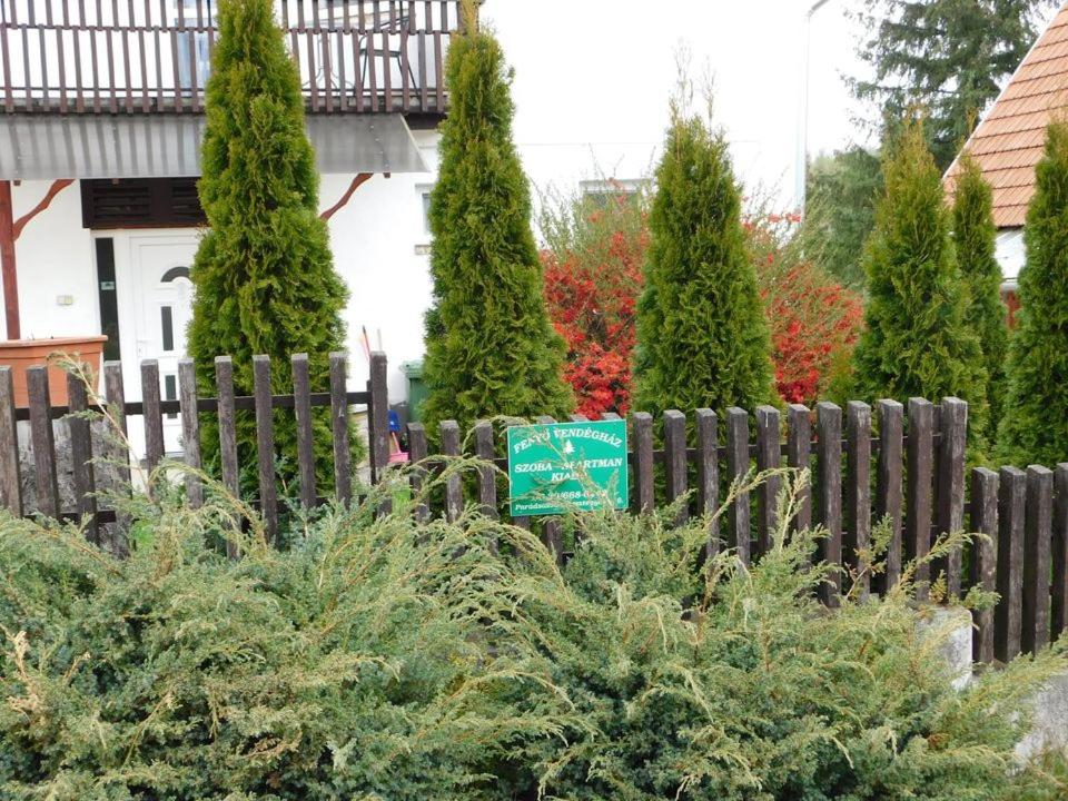 保拉德绍什瓦尔芬尤温德哈兹旅馆的房屋前有树木的栅栏