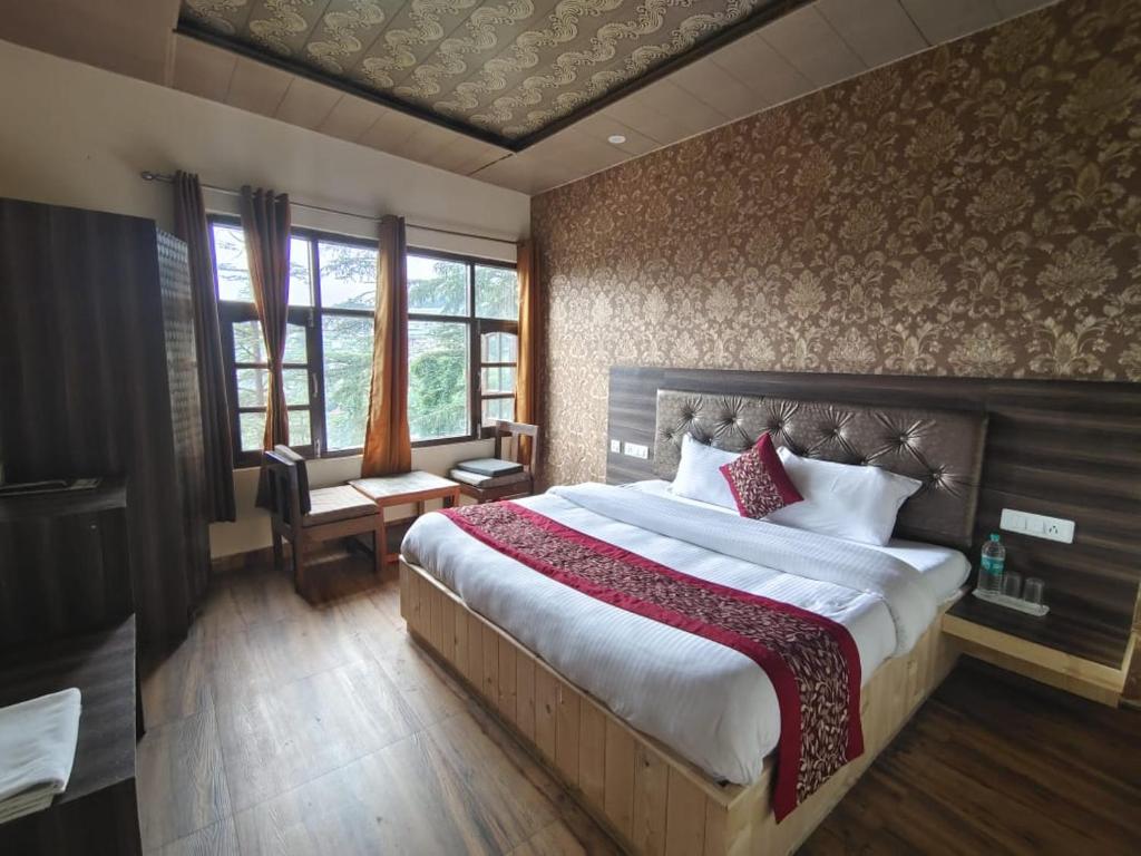 西姆拉Shimla Royale - Mountain Zest的一间卧室,卧室内配有一张大床