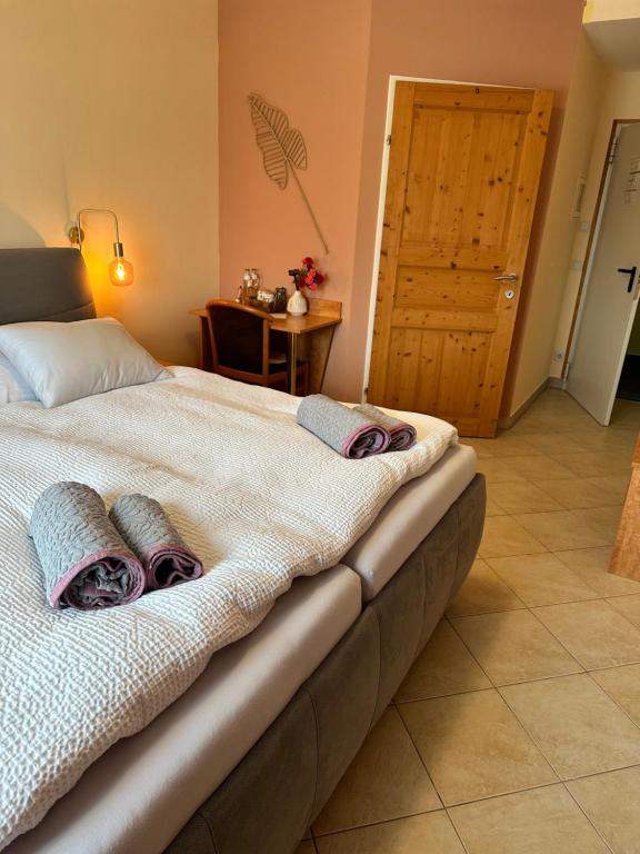 AltenbergBrauner Bär的一间卧室配有一张床,上面有两条毛巾