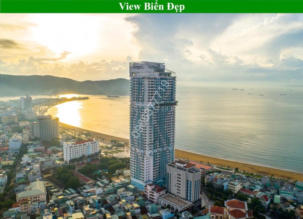 归仁TMS View Biển 28 Nguyễn Huệ - Quy Nhơn的海滩和海洋旁的高楼