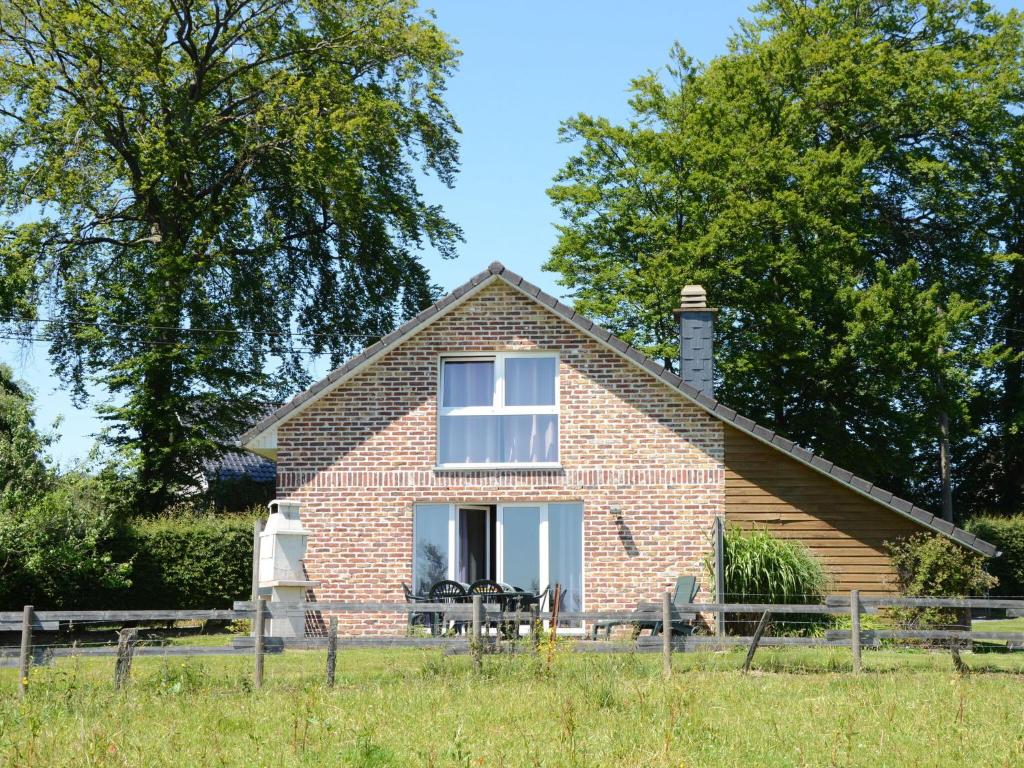 索尔布罗特Picture perfect Holiday Home in Sourbrodt with Garden BBQ的砖房,田野上有一扇窗户