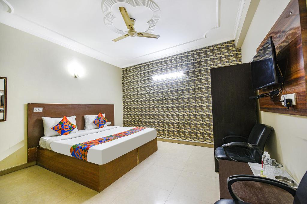新德里FabExpress Smart Stay的一间酒店客房,配有一张床和一台电视
