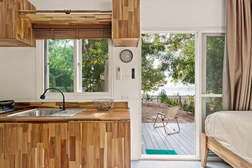 苏梅岛Brand New Beachfront & Secluded Tiny House的带水槽的厨房和1间带1张床的卧室
