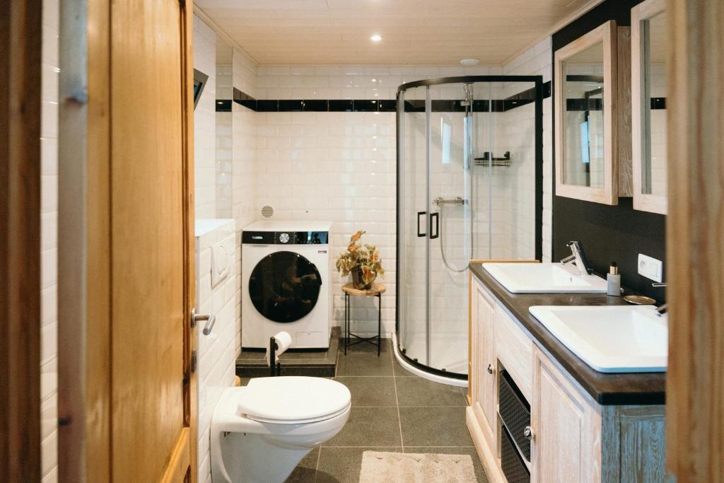 卡斯特尔莱Maison Patisson的浴室配有卫生间、盥洗盆和淋浴。