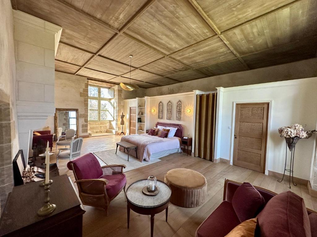 MerventCHATEAU DE LA CITARDIERE的一间卧室设有一张床和一间客厅。