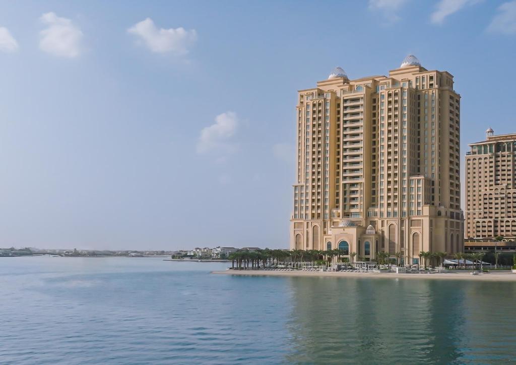 多哈Four Seasons Resort and Residences at The Pearl - Qatar的水体上的大型建筑