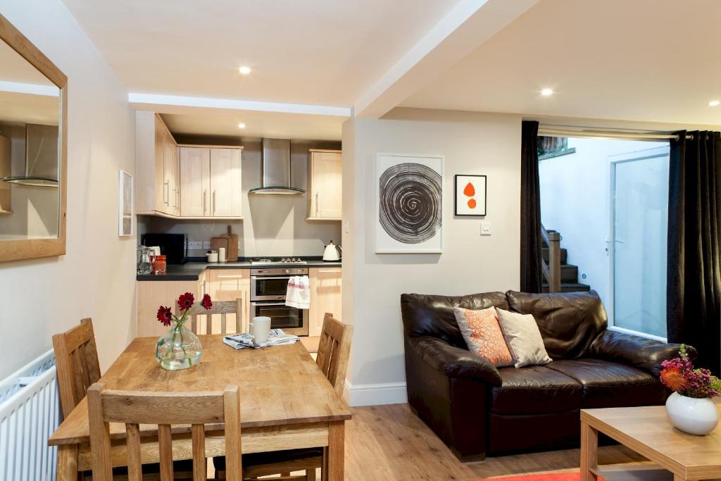 伦敦Madison Hill - Fernlea Garden 2 - One bedroom home的客厅配有沙发和桌子
