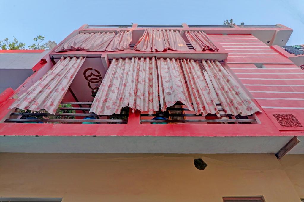 勒克瑙OYO The Home的建筑物顶部的红色屋顶