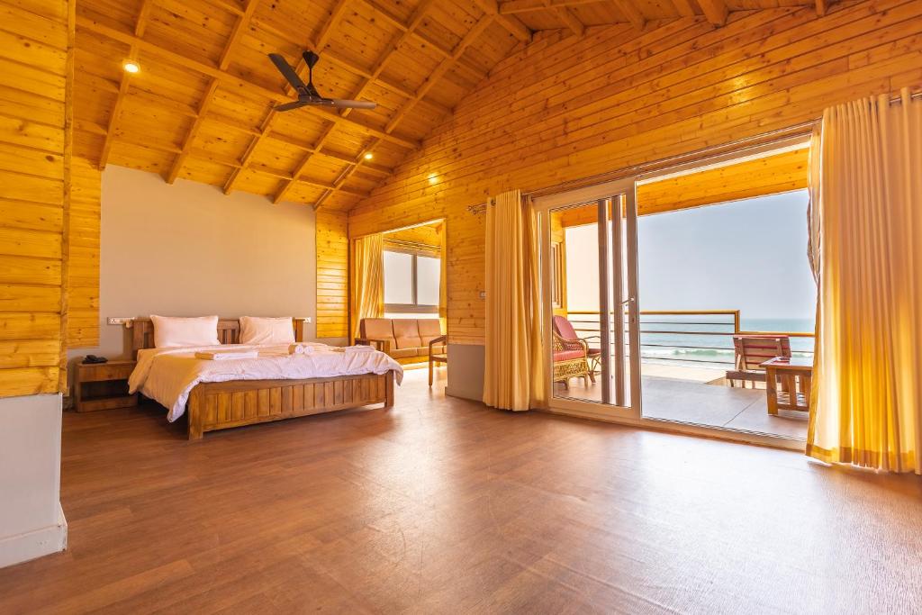 阿贡达The O2H Agonda Beach Resort的一间卧室配有一张床,享有海景
