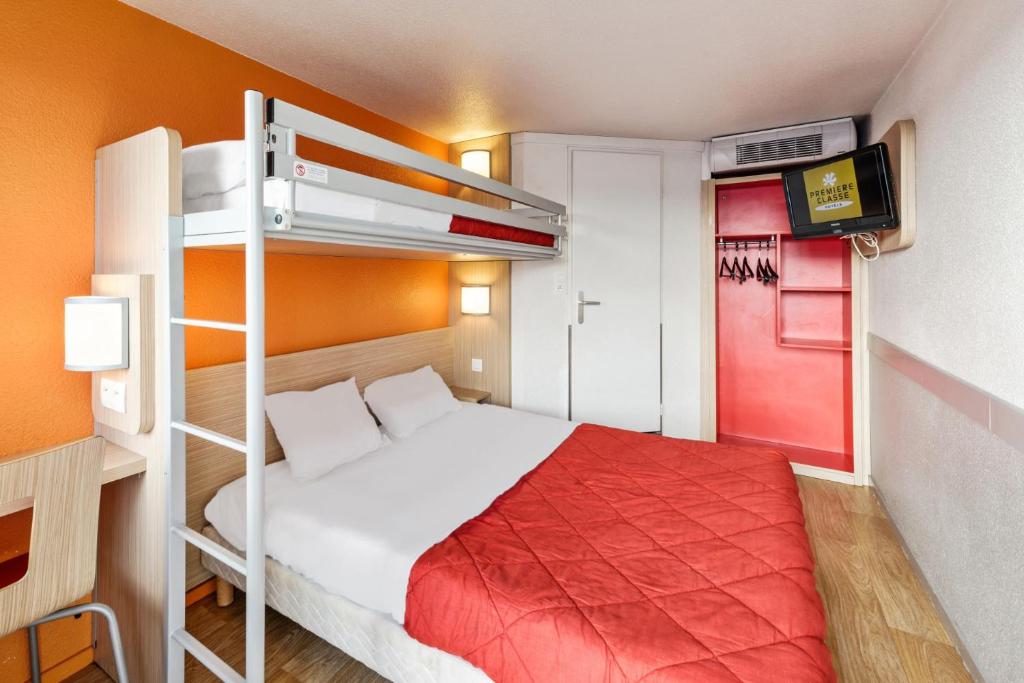 贝桑松贝桑松高瓦伦丁普瑞米尔经典酒店的一间卧室配有一张床和一张双层床。