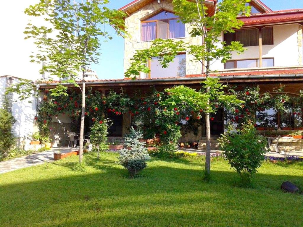 旧扎戈拉托多罗维奇盖斯特豪斯旅馆的前面有院子的房子