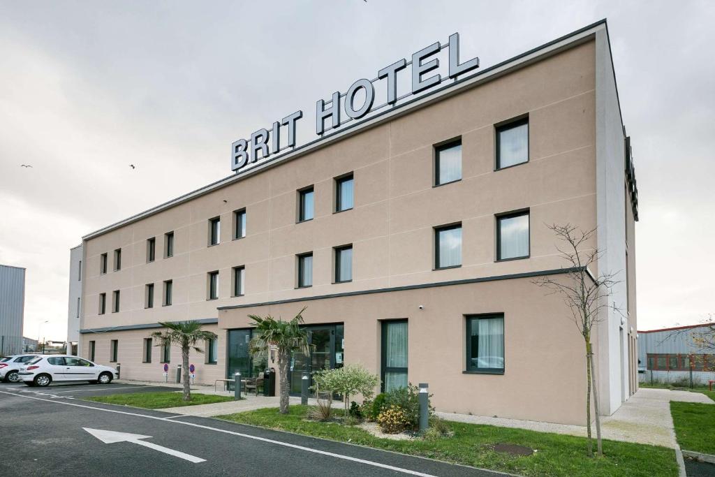 迪耶普Brit Hotel Dieppe的建筑一侧有标志的酒店