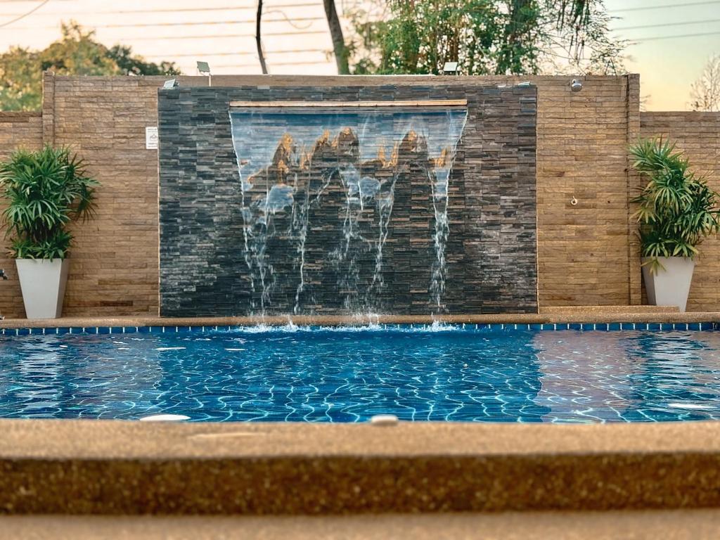 纳仲天Mangoes Pattaya的一个带喷泉的游泳池