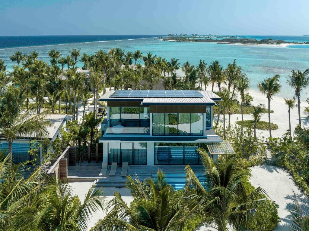南马累环礁SO/ Maldives的海滩上房屋的空中景致