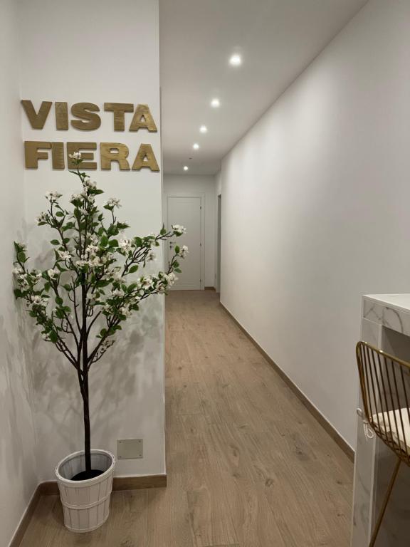 博洛尼亚Vista Fiera Bologna的墙上一个盆子里的一个植物走廊