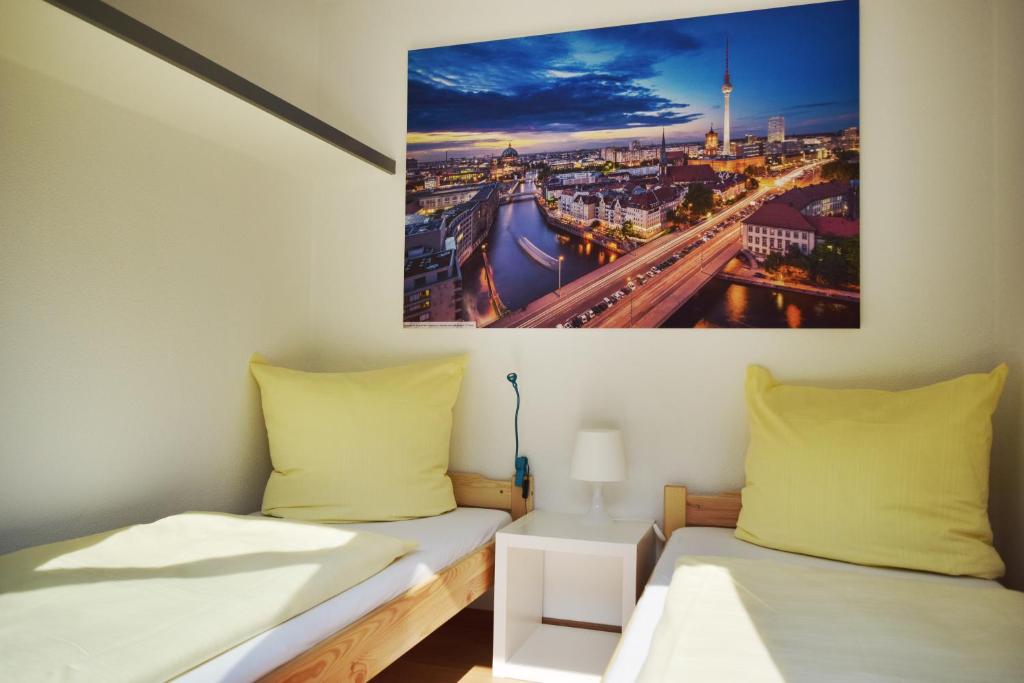 柏林柏林米特俱乐部小屋酒店的墙上有两张照片的房间