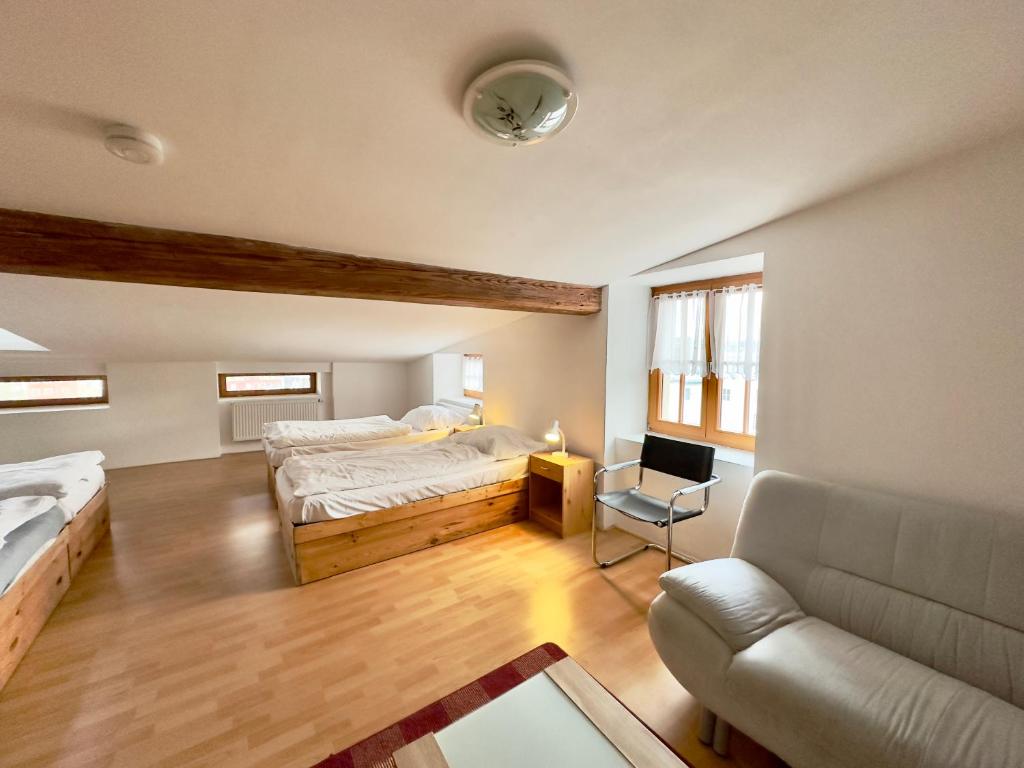 格尔利茨潘森匹克贝罗酒店的一间带两张床和一张沙发的客厅