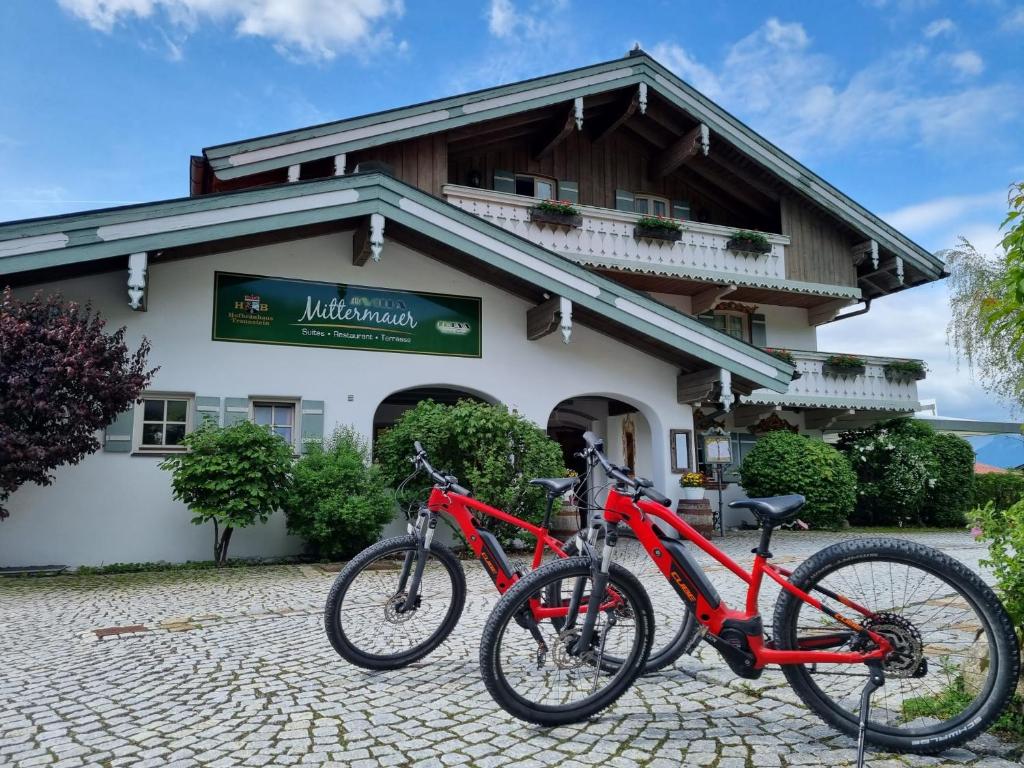 雷特温克尔DEVA Villa Mittermaier的停放在大楼前的两辆自行车