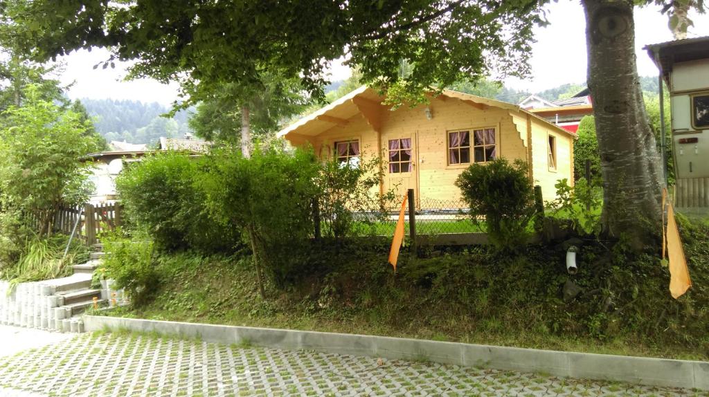 Schönengrund布洛克豪斯瑞士度假屋酒店的坐在院子顶上的一个小黄色房子