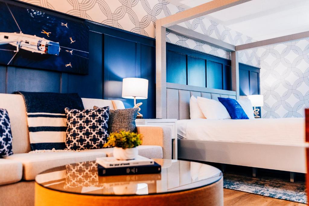 塞伦塞勒姆海滨酒店及套房的酒店客房配有床、沙发和桌子。