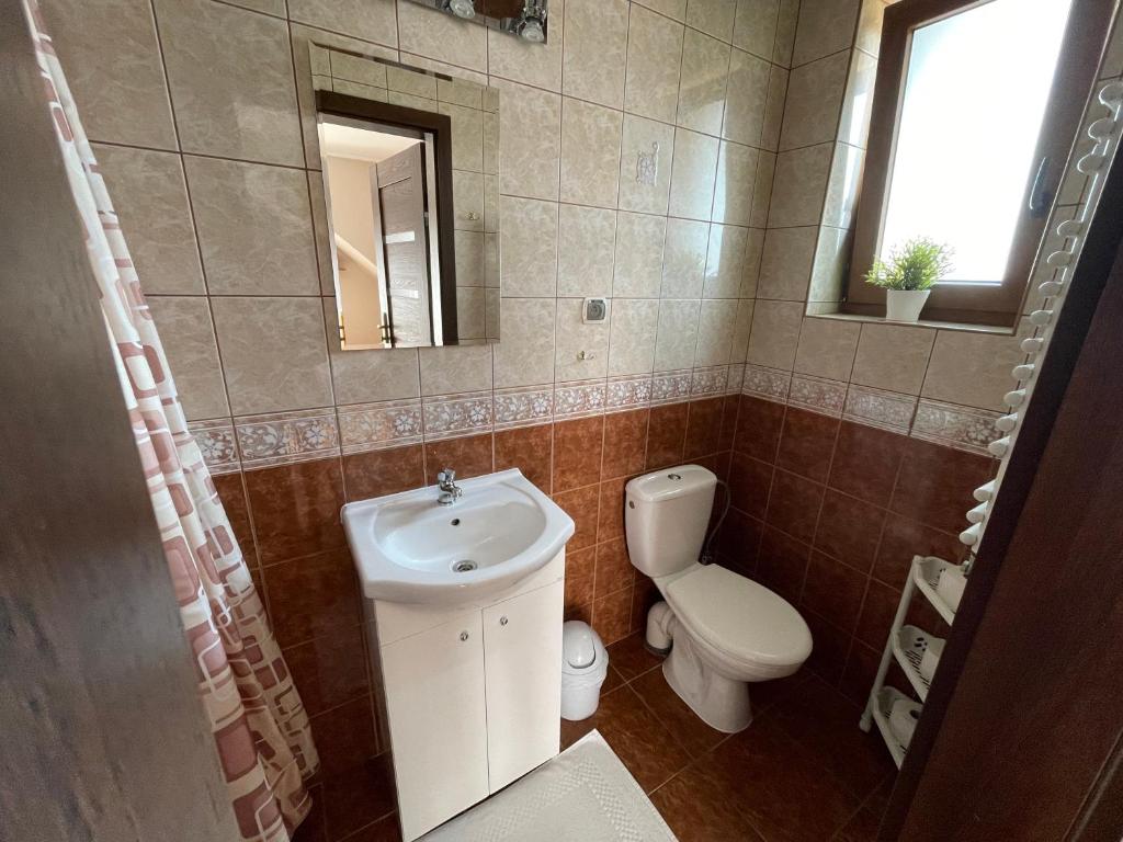 德布吉Diuna的一间带水槽、卫生间和镜子的浴室