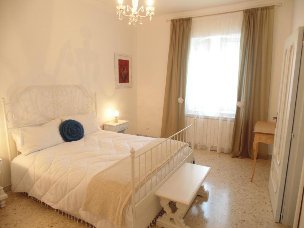 阿尔贝罗贝洛Welcome to Alberobello的卧室配有白色的床和吊灯。