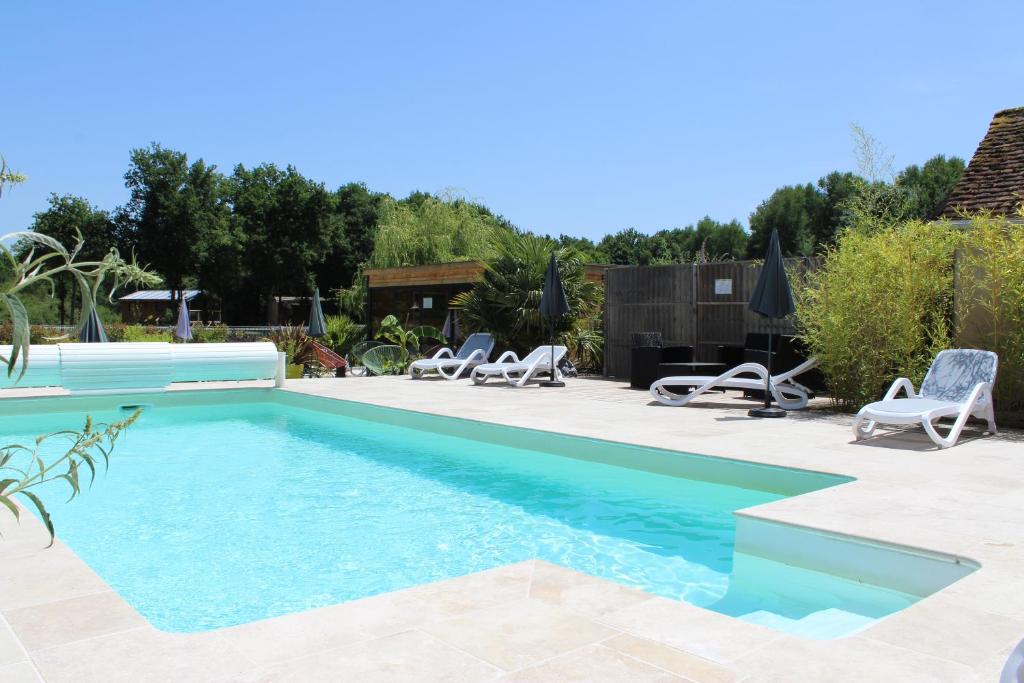 Crouy-sur-CossonFerme des Poulardieres的后院的游泳池,配有躺椅