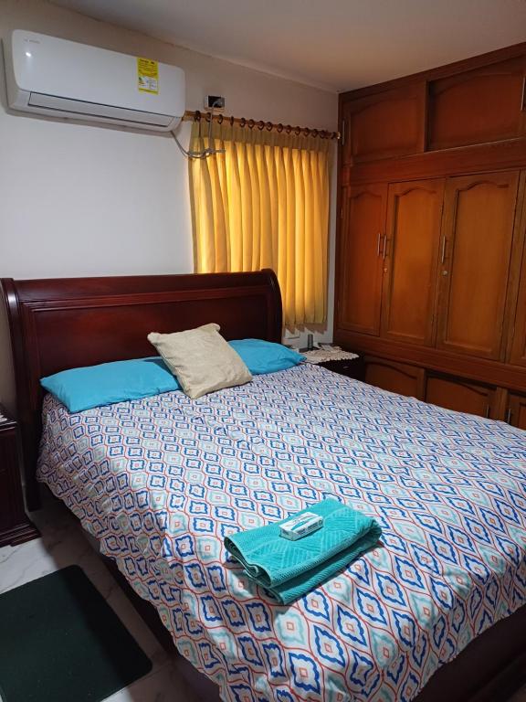 巴兰基亚Casa Bellavista Barranquilla的一间卧室配有一张带绿毛巾的床