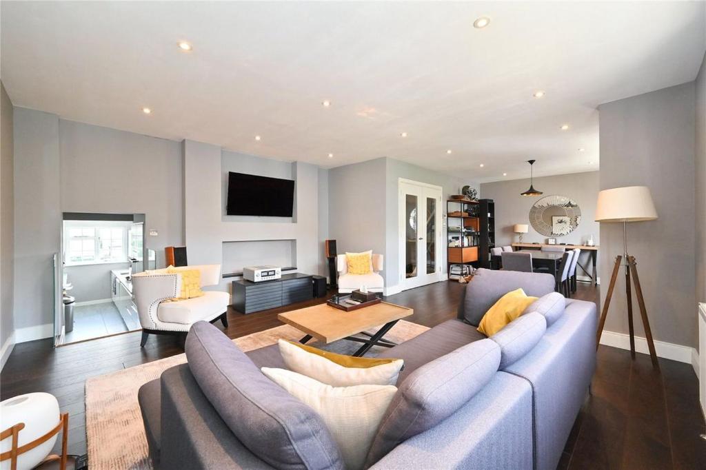 伦敦£4 Million Covent Garden Apartment的客厅配有大沙发和桌子