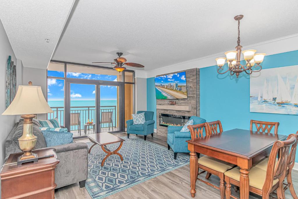 默特尔比奇Stunning Double Balcony- Oceanfront 2 Bedroom, 2 Bath- Anderson Ocean Club 905的带桌子的客厅和餐厅
