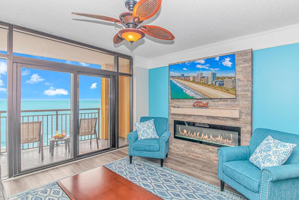 默特尔比奇Stunning Double Balcony- Oceanfront 2 Bedroom, 2 Bath- Anderson Ocean Club 905的可以看到海景的客厅