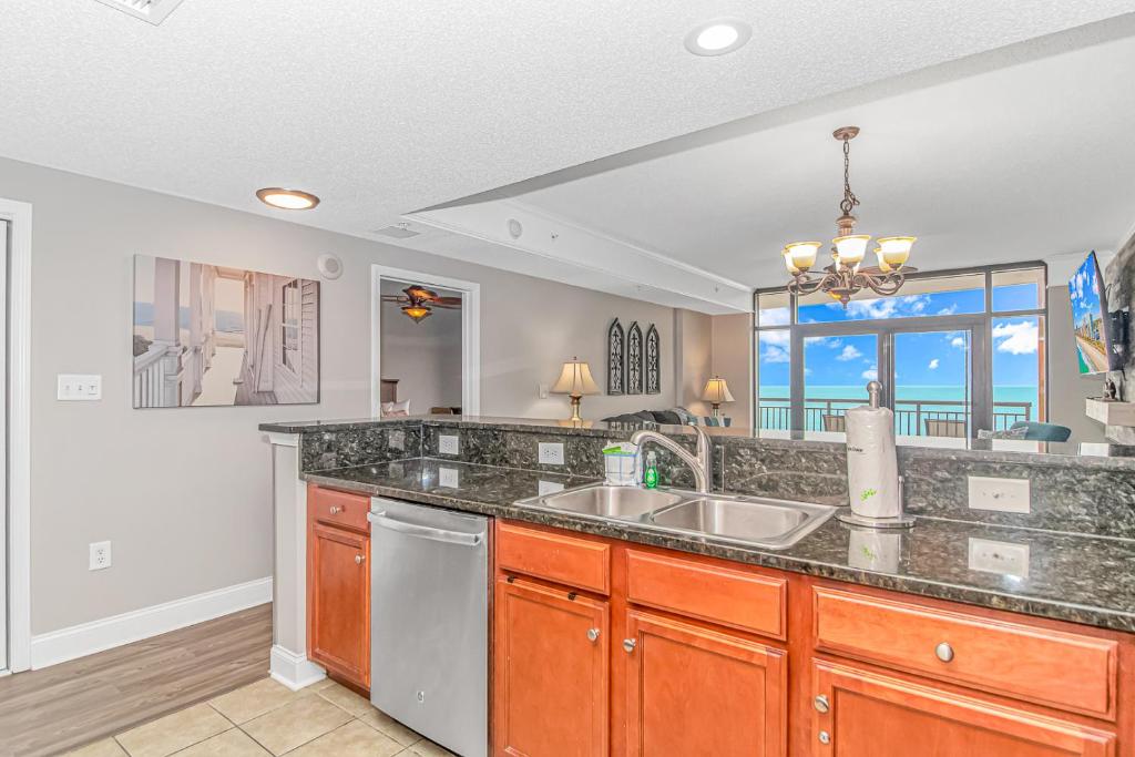 Stunning Double Balcony- Oceanfront 2 Bedroom, 2 Bath- Anderson Ocean Club 905的厨房或小厨房