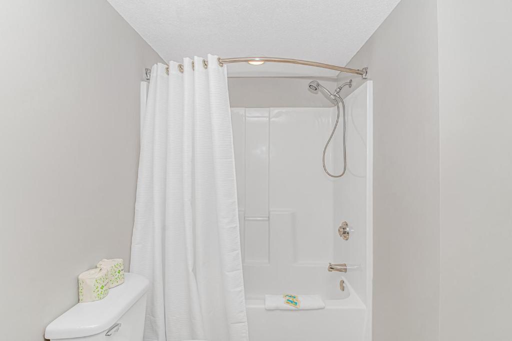 Stunning Double Balcony- Oceanfront 2 Bedroom, 2 Bath- Anderson Ocean Club 905的一间浴室