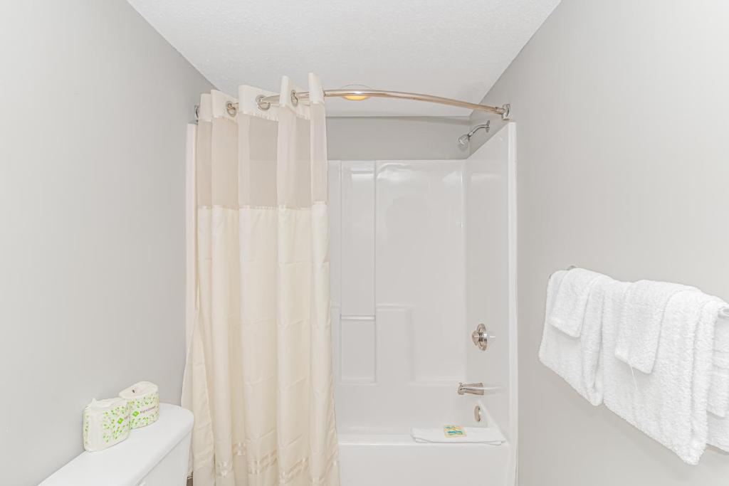 Stunning Double Balcony- Oceanfront 2 Bedroom, 2 Bath- Anderson Ocean Club 905的一间浴室