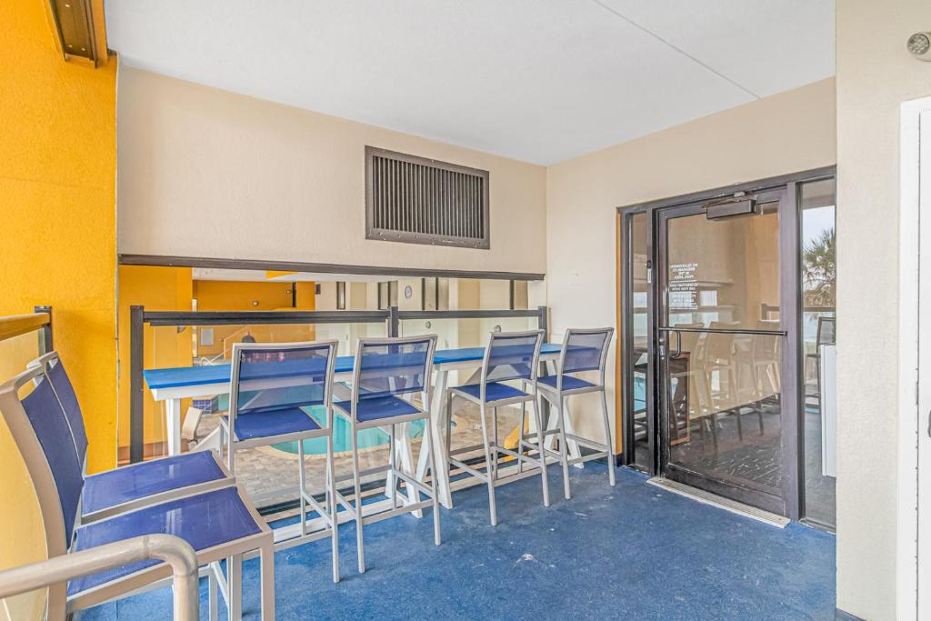 Stunning Double Balcony- Oceanfront 2 Bedroom, 2 Bath- Anderson Ocean Club 905的电视和&#47;或娱乐中心