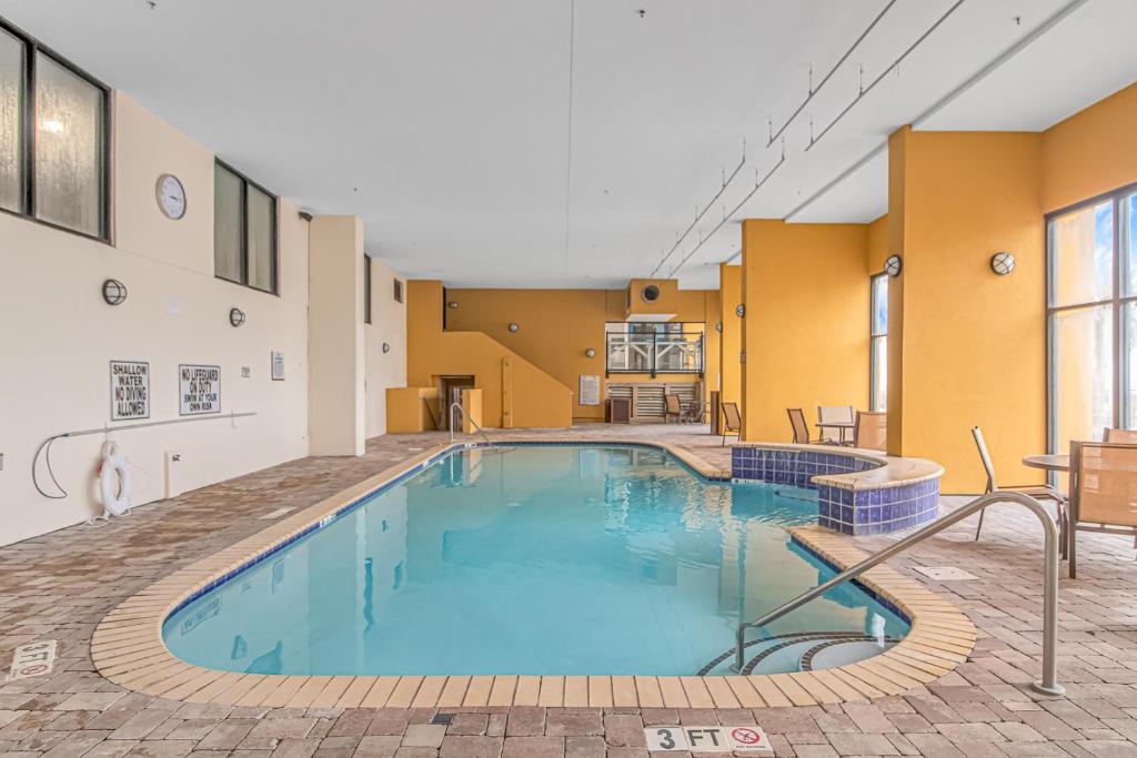 Stunning Double Balcony- Oceanfront 2 Bedroom, 2 Bath- Anderson Ocean Club 905内部或周边的泳池