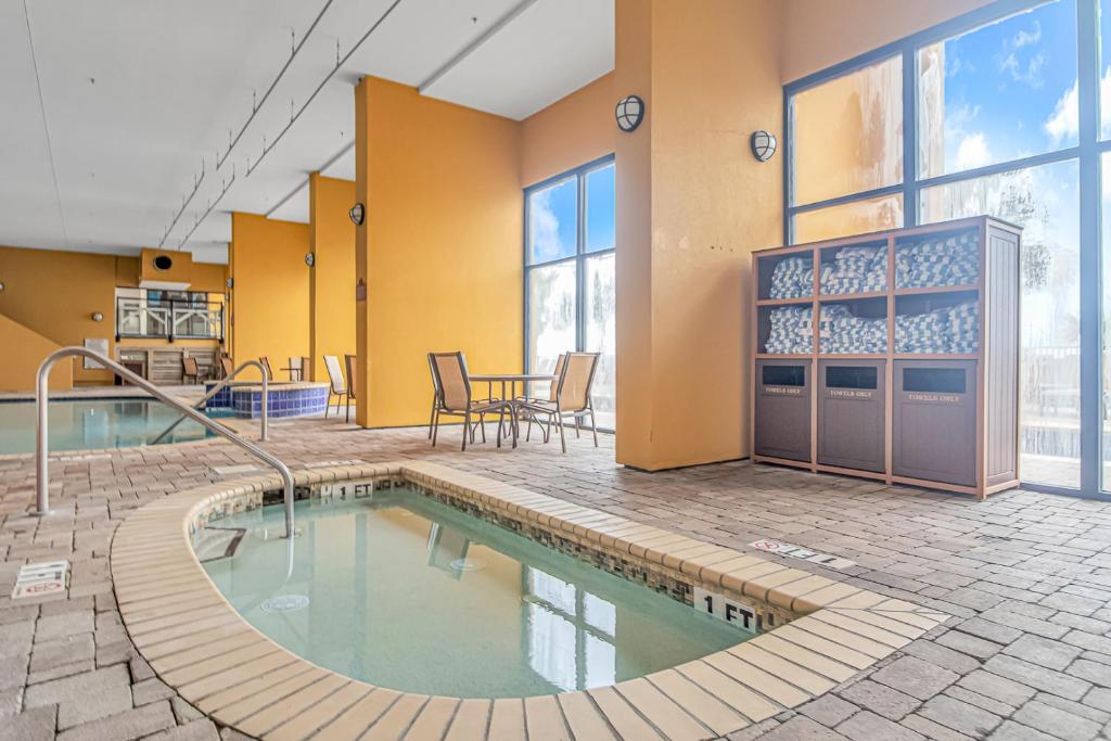 Stunning Double Balcony- Oceanfront 2 Bedroom, 2 Bath- Anderson Ocean Club 905内部或周边的泳池