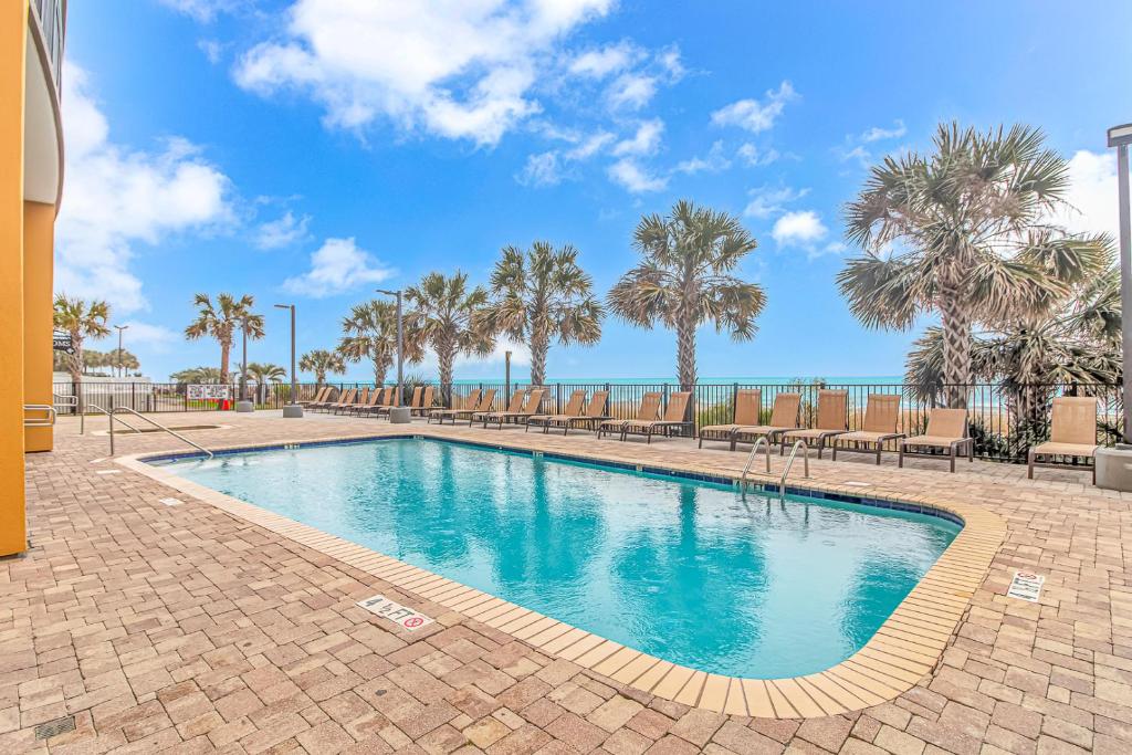 Stunning Double Balcony- Oceanfront 2 Bedroom, 2 Bath- Anderson Ocean Club 905内部或周边的泳池