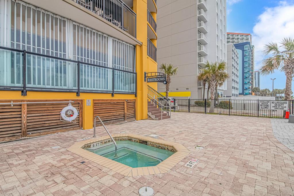 Stunning Double Balcony- Oceanfront 2 Bedroom, 2 Bath- Anderson Ocean Club 905内部或周边的泳池