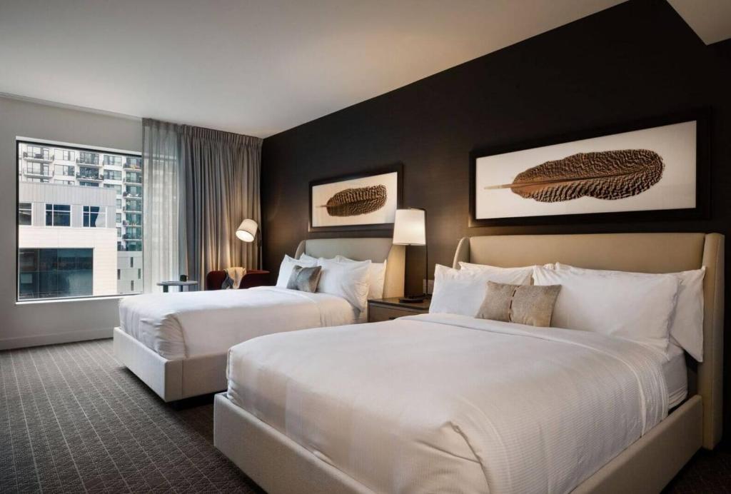 麦地那منتجع ريف خزيمة - الفيروز的酒店客房设有两张床和窗户。